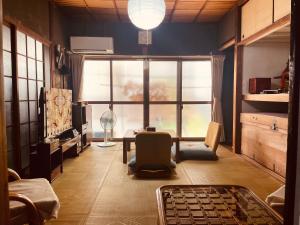 like living in a traditional Japanese house, one group per day