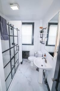 Centrally located East End & off-street parking