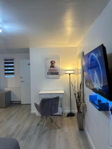 Watford Junction, King Size Bed