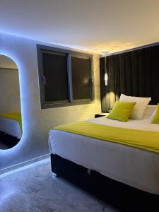 Magnifique loft haut de gamme avec grande terrasse zen et fontaine murale situé en plein centre-ville de Marrakech dans le cœur du quartier Gueliz à proximité des rues commerçantes et animées du Carré Eden et du Plaza Dépôt de garantie oblig