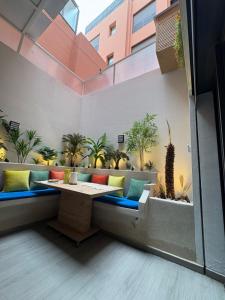 Magnifique loft haut de gamme avec grande terrasse zen et fontaine murale situé en plein centre-ville de Marrakech dans le cœur du quartier Gueliz à proximité des rues commerçantes et animées du Carré Eden et du Plaza Dépôt de garantie oblig