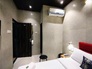 Hotel Eros - Nr Airport T2