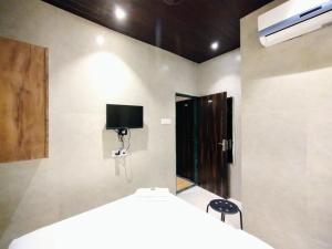 Hotel Eros - Nr Airport T2