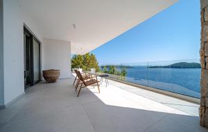 Cozy Home In Prizba, Blato