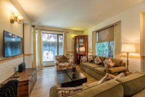 Modern 2BHK near Naini Lake Rustic Retreat