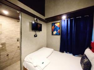 Hotel Eros - Nr Airport T2