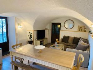 Maisons de vacances Charmante maison en pierres avec jardin, WiFi, pour 6 personnes - Sud Ardeche - FR-1-382-217 : photos des chambres