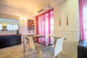 Big apart 140m2 5min walk to beach sea &Promenade 3 double rooms,big living room 42m2, 3 showers,9 beds, free parking