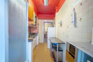 Big apart 140m2 5min walk to beach sea &Promenade 3 double rooms,big living room 42m2, 3 showers,9 beds, free parking