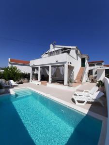 SEA YA - two apartments house with heated pool - 150m from beach
