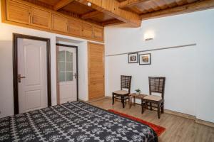 Lake View 2BHK close to Mall Road l Bay Breeze