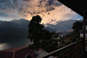 Lake View 2BHK close to Mall Road l Bay Breeze