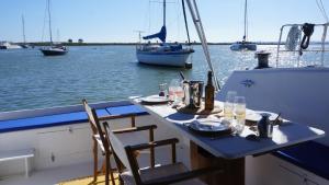 Cabines Catamaran Breakfast-Brunch Included, Optional Lunch & Dinner