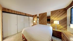 Cozy 4-Bedroom Home with Pool and Mountain View!