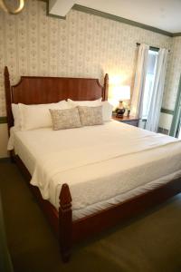 King Room room in Strasburg Village Inn