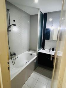 Spacious & Peaceful 2 Bedroom Apartment 200m from Beach Monastir