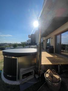 Garsonierǎ la curte si ciubǎr extracost