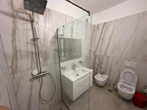AMAS 1BR Ap 2 w Parking, Kitchen & Sea View
