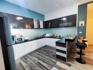 Azure PJ 4BR 4 Bath Luxury Condo - 12 Beds - Next to Le Meridien - 2 Parking
