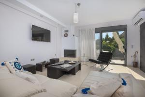 Villa Anavil - Boutique Coastal Retreat in Varkiza