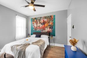 Bright Corner Flat Near Transit And Trails