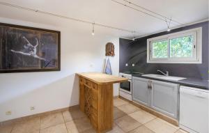 Maisons de vacances Lovely Home In Pertuis : photos des chambres