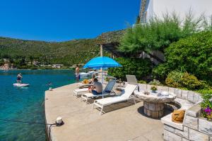 Apartment Anita - waterfront with sunbeds!