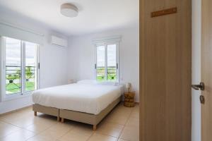 2BR Apartment with Amazing View and Pool in Kiti