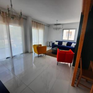 Modern 3BR Family Apartment in Quiet Drosia with Balcony