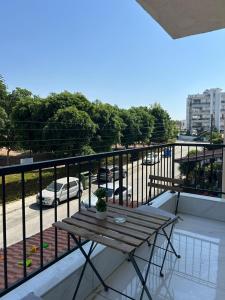 Modern 3BR Family Apartment in Quiet Drosia with Balcony