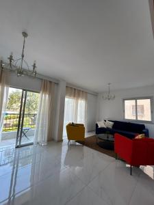 Modern 3BR Family Apartment in Quiet Drosia with Balcony
