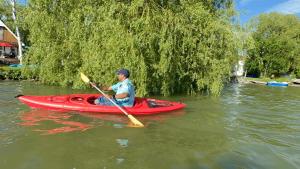 Cozy Lakefront Cottage - Canoeing, Fishing, Swimming & Firepit