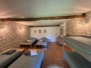 Maisons de vacances At Stephanie and Damien-s, Charming stone and pool : photos des chambres