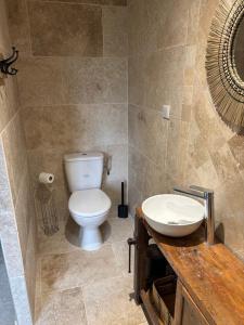 Maisons de vacances At Stephanie and Damien-s, Charming stone and pool : photos des chambres