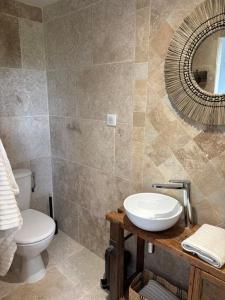 Maisons de vacances At Stephanie and Damien-s, Charming stone and pool : photos des chambres