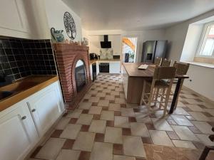 Maisons de vacances At Stephanie and Damien-s, Charming stone and pool : photos des chambres