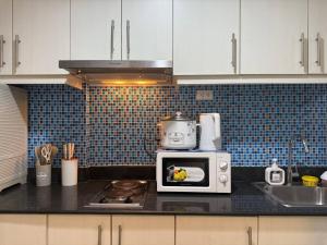 Sea Residences Affordable Staycation Near MOA - by Rose