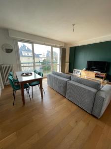 Chambre privée chez lhabitant avec accès à des espaces partagés