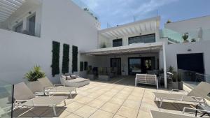 Luxury Secure Chic-Hideaway in La Cala de Mijas with Sun-Drenched Terrace, SPA & GYM