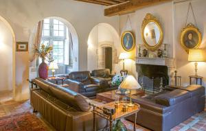 Maisons de vacances Awesome Home In Guerigny : photos des chambres