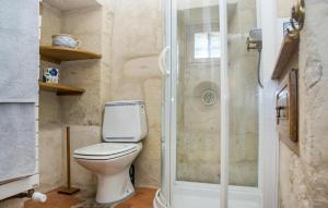 Maisons de vacances Awesome Home In Guerigny : photos des chambres