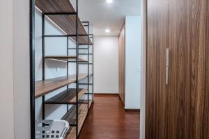 LUX Apt AWA Golf, Pool, Gym, walkable !