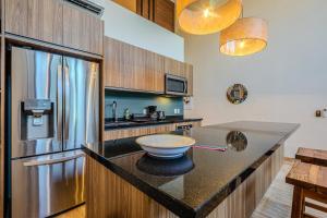 LUX Apt AWA Golf, Pool, Gym, walkable !