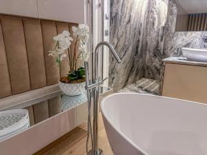 Villas Villa Horizons, Vue Mer & Detente Chic a Super Cannes : photos des chambres