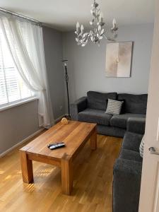 Garland way 2 bed house Sheffield free parking 5 min from m1