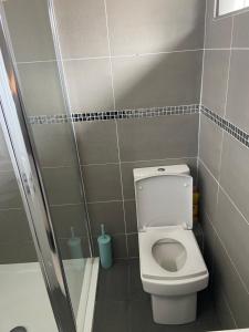 Garland way 2 bed house Sheffield free parking 5 min from m1