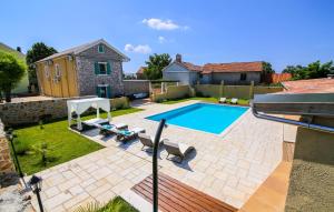 Cozy Home In Gornje Rastane With Sauna