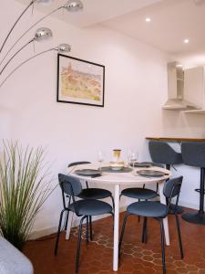 Appartements 2 pieces climatisees avec terrasse - Centre Toulon : photos des chambres