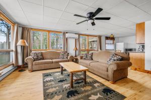 Lakefront l 10mi to TC l Pontoon Rentals l Hot Tub