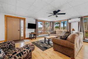 Lakefront l 10mi to TC l Pontoon Rentals l Hot Tub